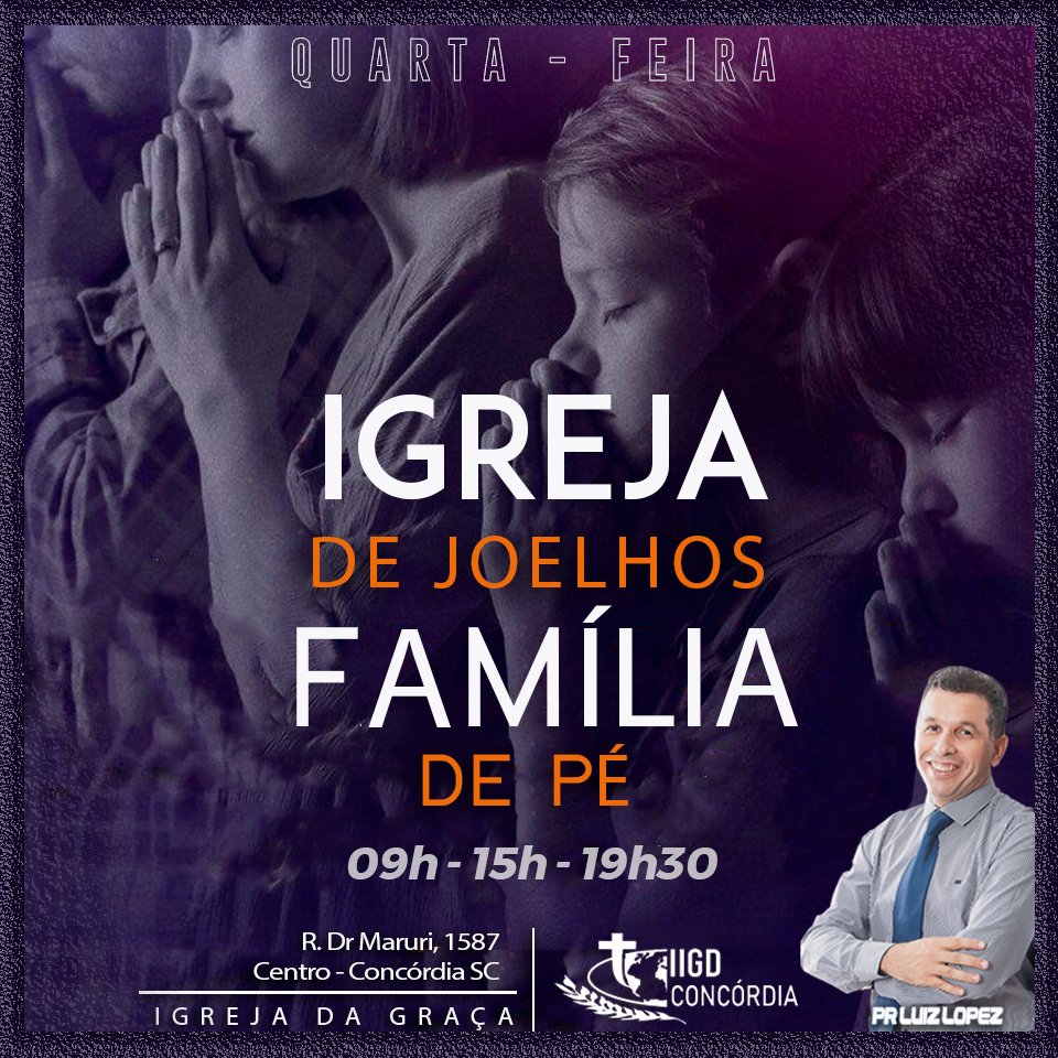 a igreja de joelhos e familia de pé